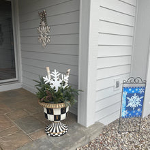 Load image into Gallery viewer, Metal Snowflake Yard Stake
