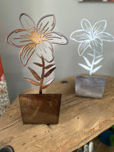 Load image into Gallery viewer, Metal Lily Flower

