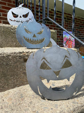 Load image into Gallery viewer, Free standing metal jack-o-lanterns
